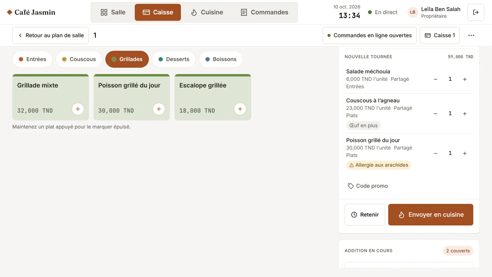 La caisse avec une nouvelle tournée : une salade, un couscous à l’agneau avec un œuf en plus et un poisson avec une allergie